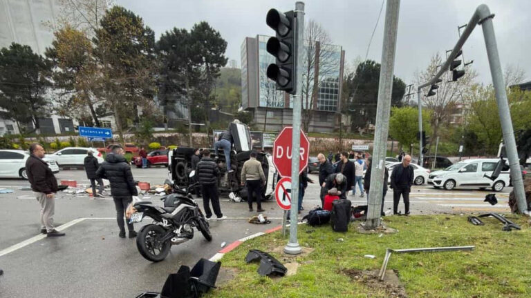 kamyonet-direge-ok-gibi-saplandi-karadeniz-sahil-yolunda-dehset-aXlKtu8b