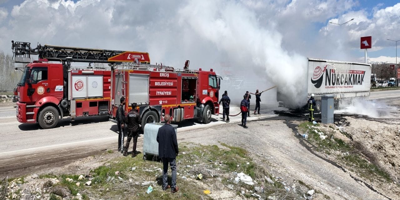 Gübre Yüklü TIR’ın Dorsesi Yangın Çıkardı